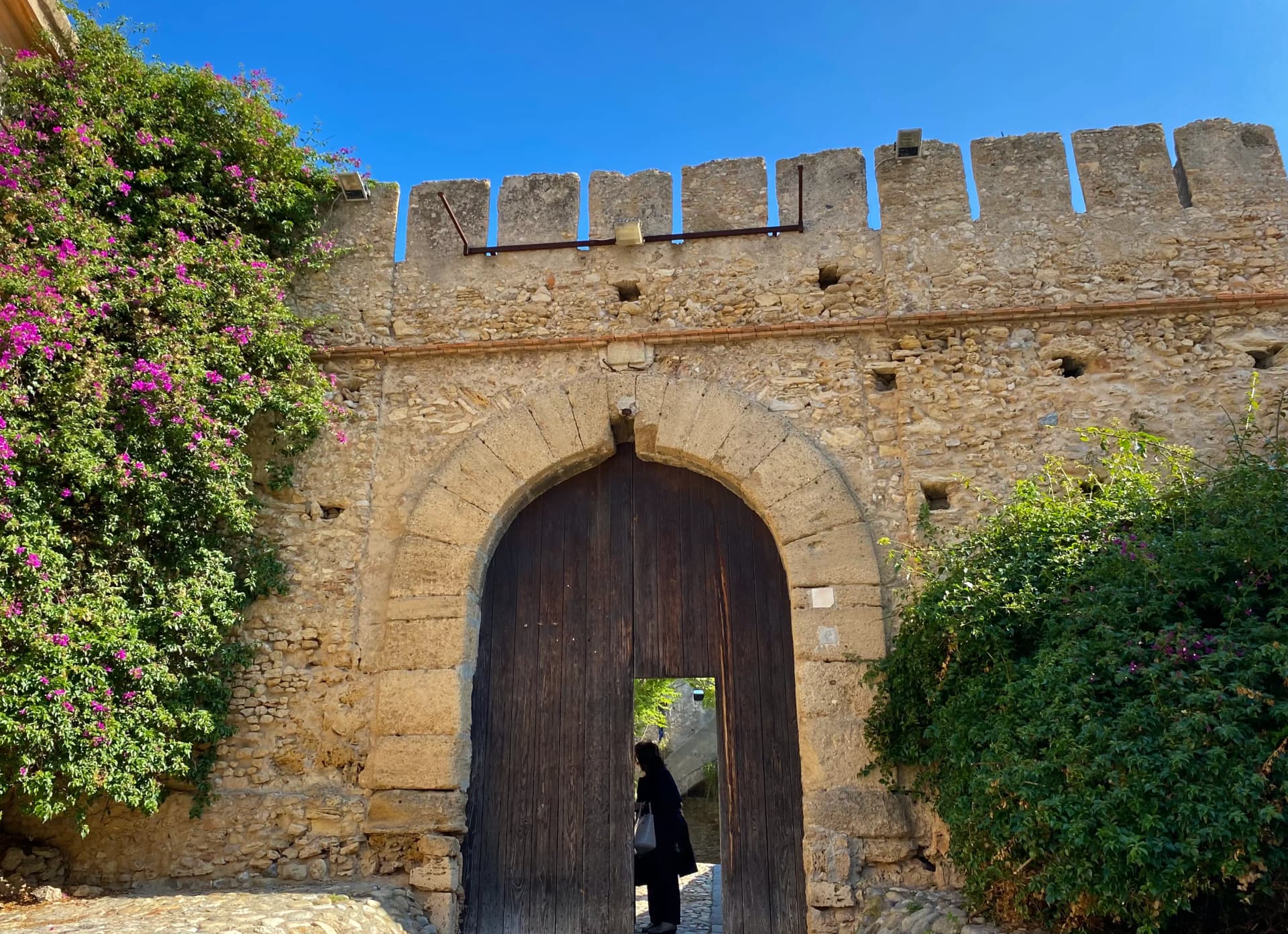 Ingresso del Castello di Carlo V a Crotone con porta medievale