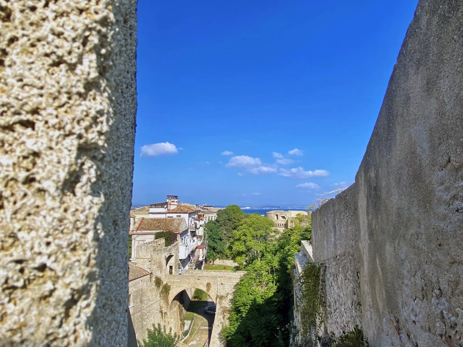 Ponte di pietra di accesso al Castello Carlo V Crotone