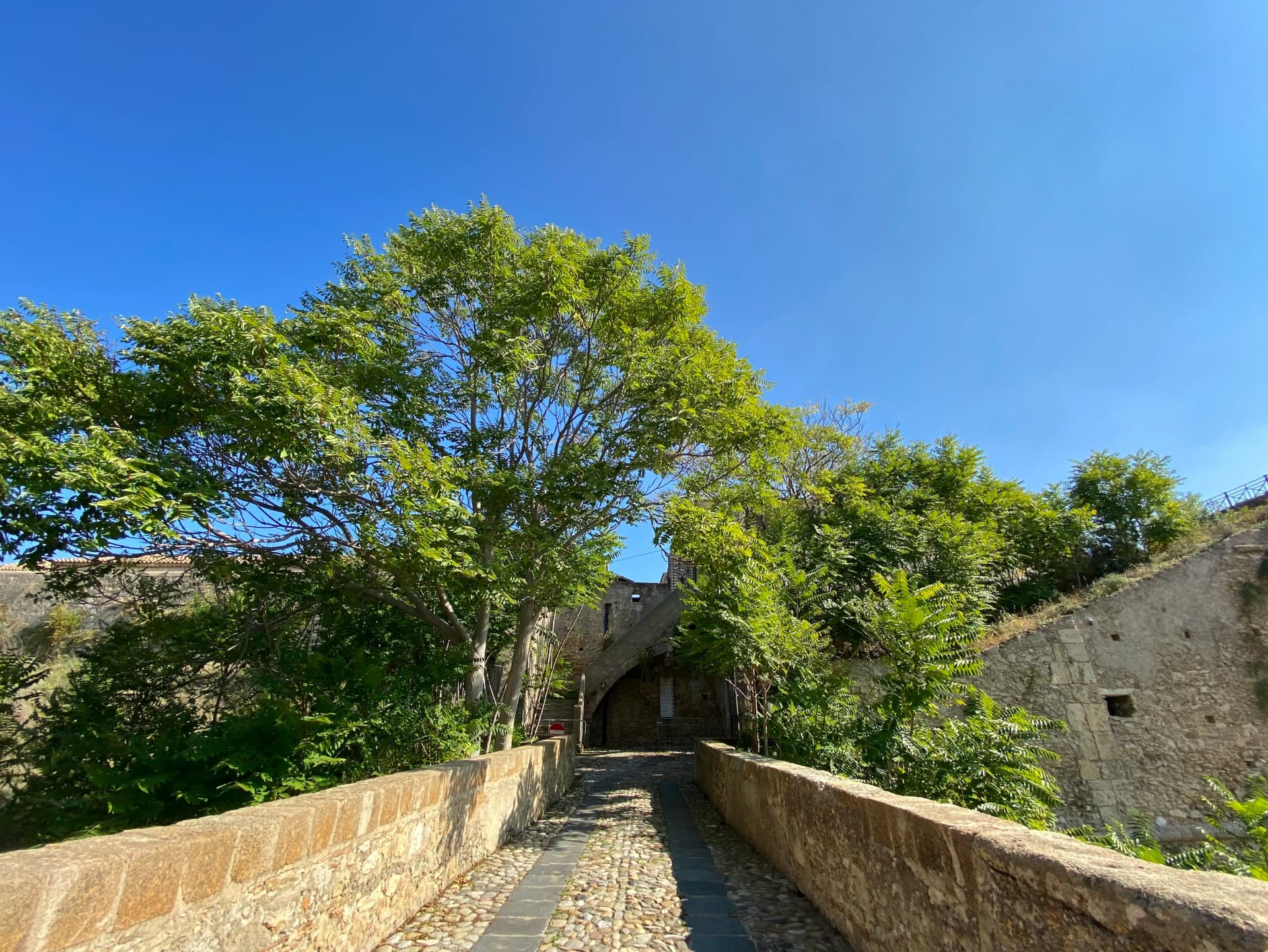 Vista del ponte di pietra verso l'ingresso del Castello Carlo V Crotone
