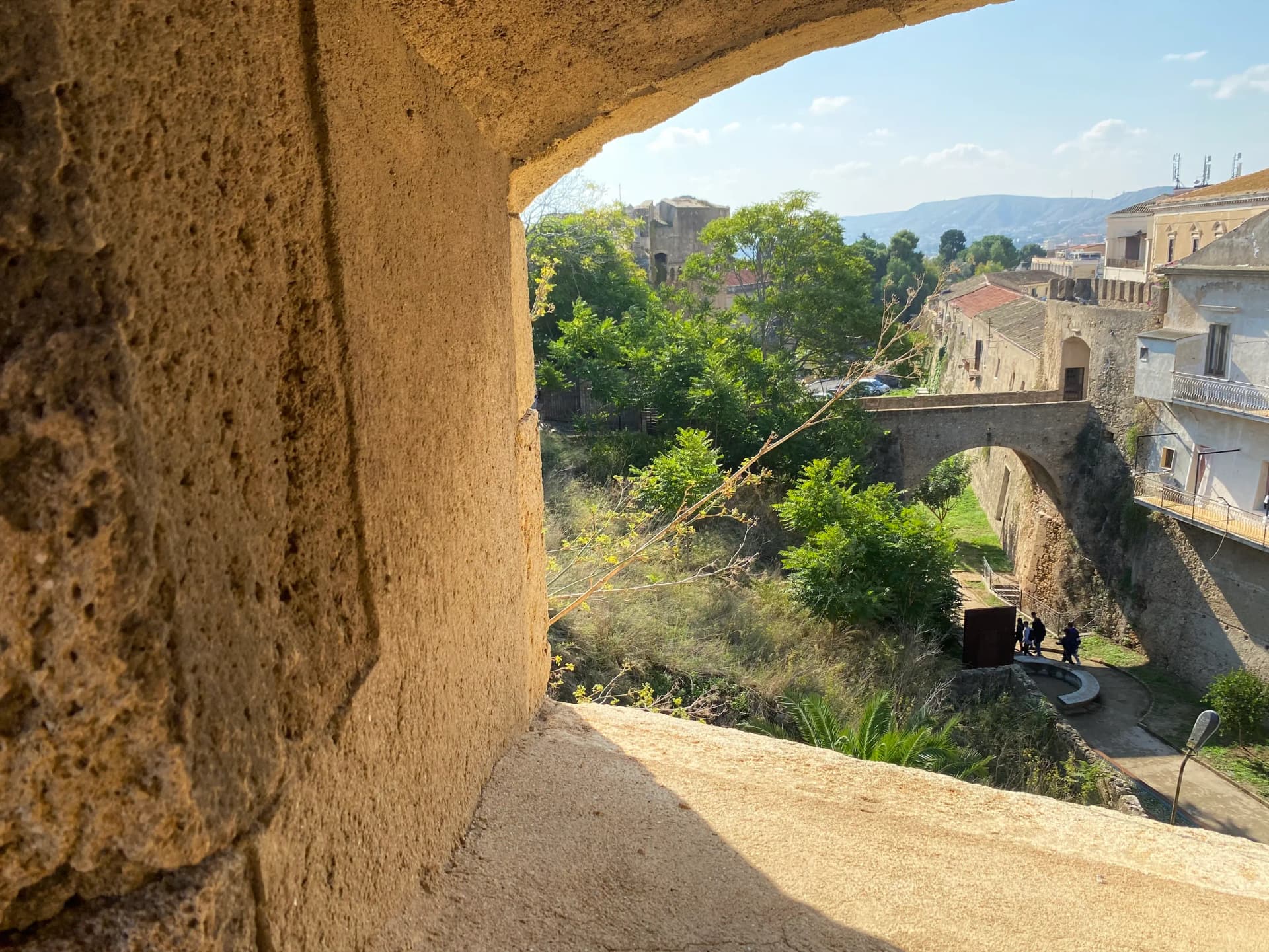Ponte di pietra del Castello di Carlo V Crotone, vista laterale
